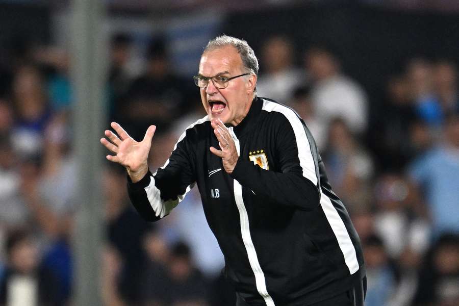 Bielsa da órdenes durante el partido.