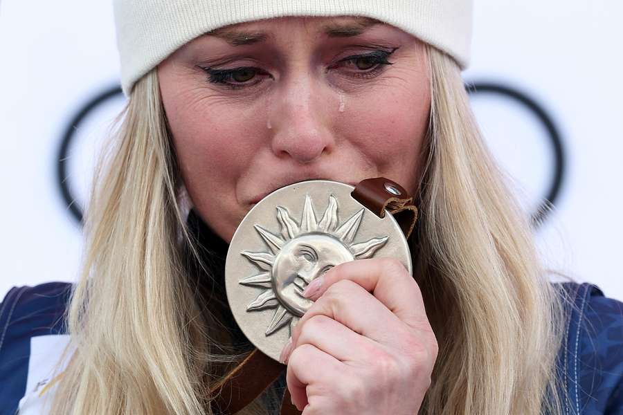 A tearful Vonn kisses her Sun Valley medal