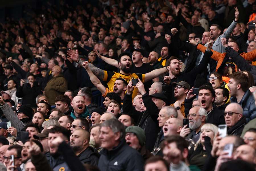 Jogo entre West Brom e Wolves interrompido devido a confrontos nas bancadas