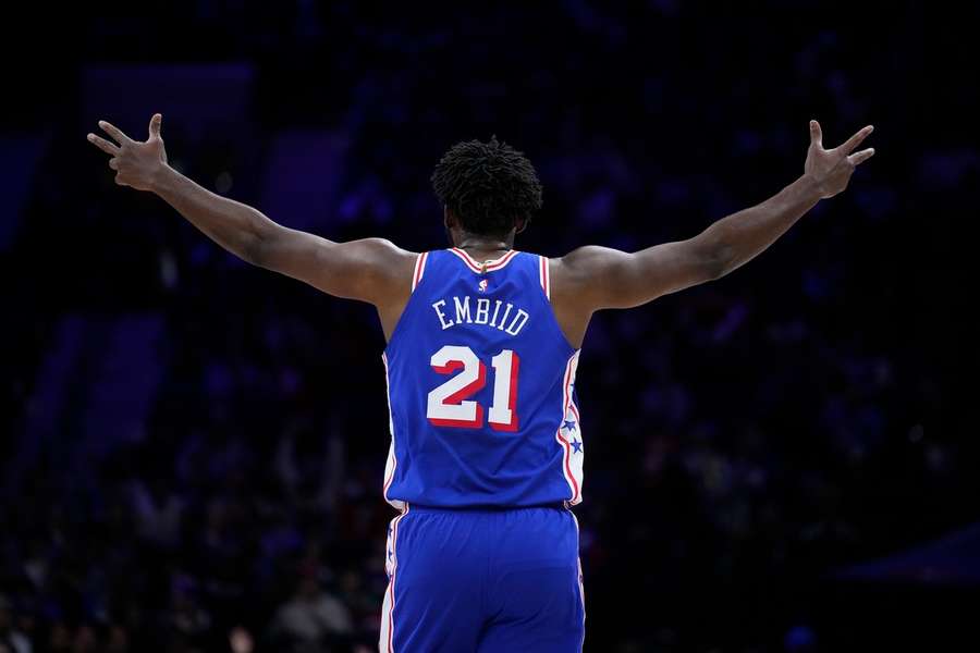 Joel Embiid zaznamenal při návratu na palubovku triple double.