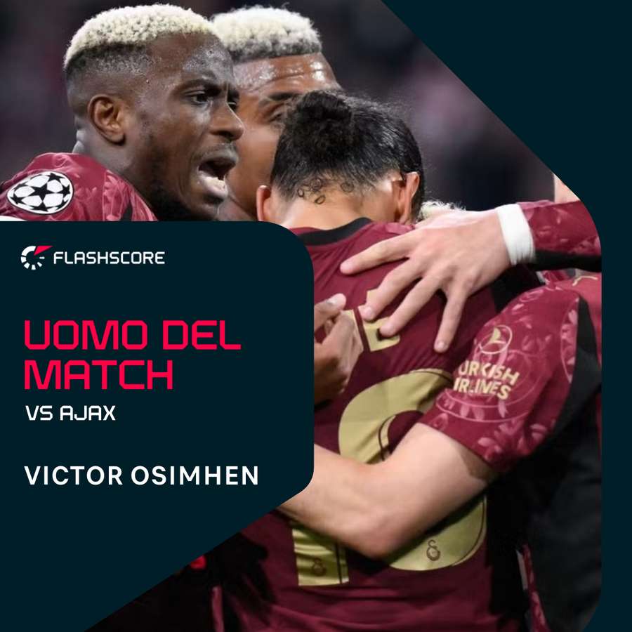 Osimhen abbraccia i compagni Osimhen abbraccia i compagni