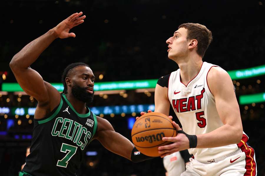 Nikola Jovic (Miami Heat) acerta um lançamento contra Jaylen Brown (Boston Celtics)