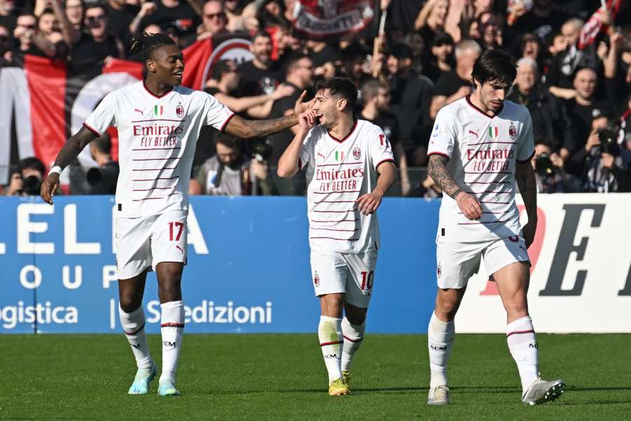 Rafael Leão (à esquerda) e Sandro Tonali (à direita) nos festejos do golo de Brahim Díaz frente à Salernitana