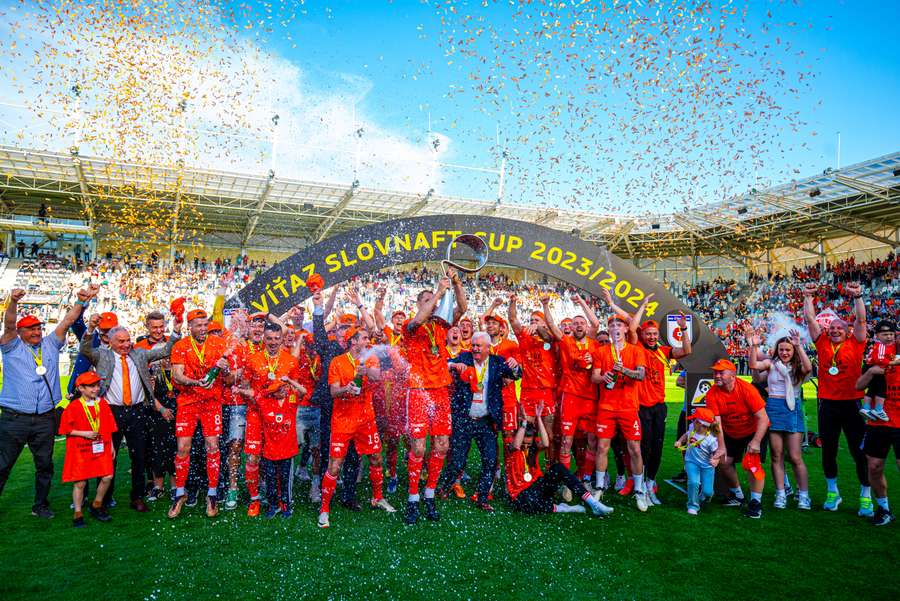 Pohárovú trofej obhajujú Ružomberčania.