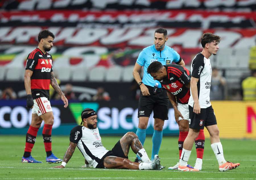 Memphis Depay suffered a thigh injury against Flamengo on Sunday