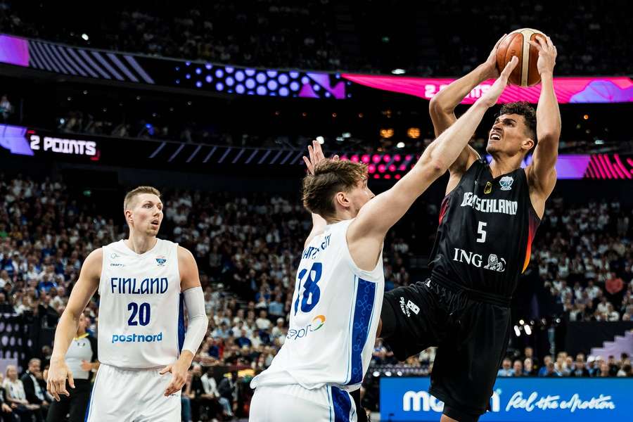 Tristan da Silva shoots over Mikael Jantunen in Germany's win