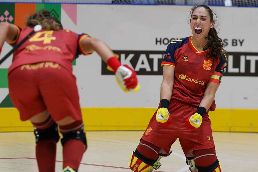 Jugadoras españoles celebran el triunfo ante Argentina Jugadoras españoles celebran el triunfo ante Argentina
