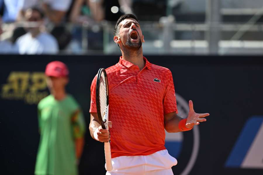 Novak Djokovic aliviado após uma vitória de três sets sobre Dimitrov
