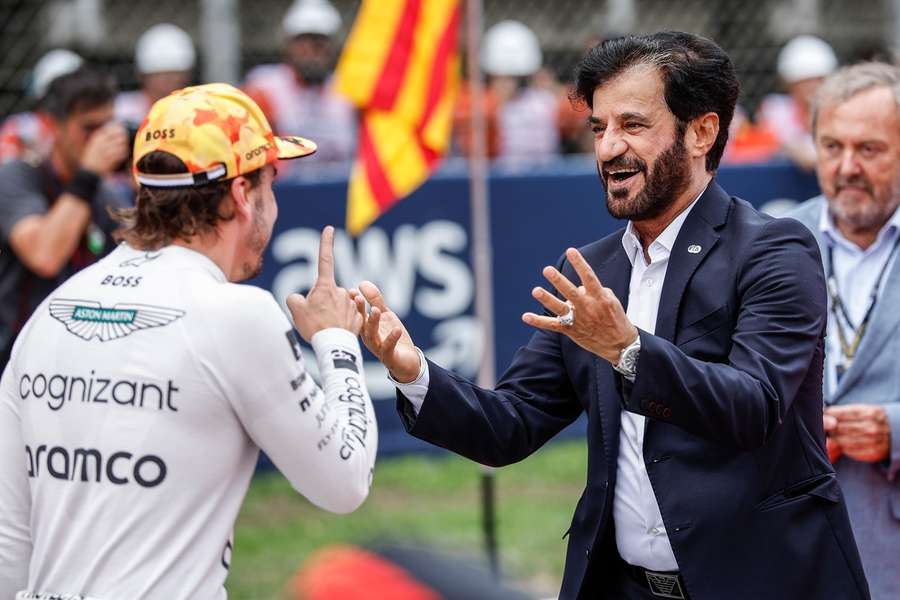 Mohammed Ben Sulayem (r) met Aston Martin-coureur Fernando Alonso