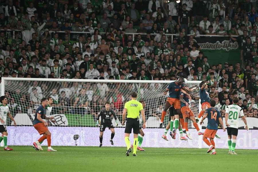 Valencia and Racing Santander played out a four-goal draw
