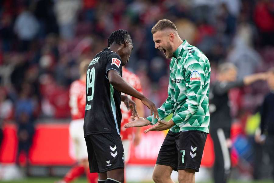 Derrick Köhn (l.) lässt sich von Teamkollege Ducksch beglückwünschen.