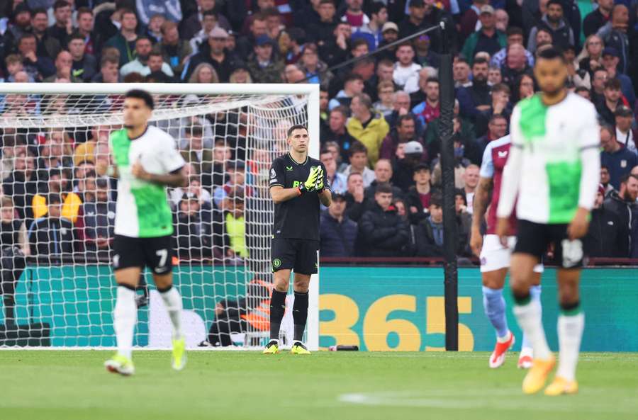 Emi Martínez del Aston Villa reacciona tras marcar un gol en propia puerta