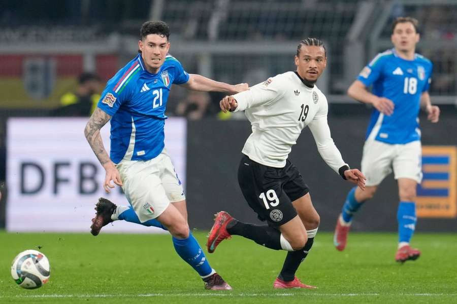 Alessandro Bastoni ante Leroy Sané, en el Alemania-Italia de la Nations League en 2025