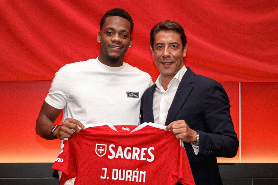 Jhon Durán vai vestir a camisa do Benfica por uma temporada Jhon Durán vai vestir a camisa do Benfica por uma temporada