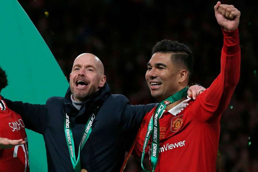 Erik ten Hag en Casemiro wonnen afgelopen seizoen de League Cup met Manchester United