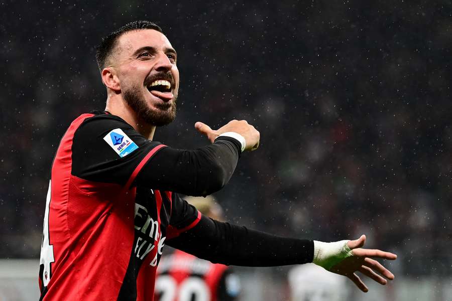 Mario Gila esulta per il gol segnato contro l'Atalanta