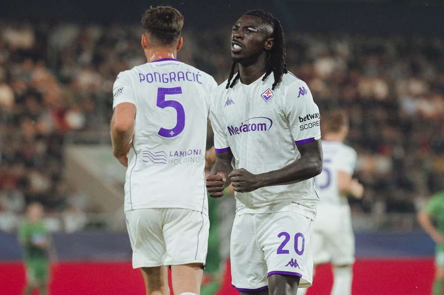 Moise Kean esulta per il primo gol della Fiorentina