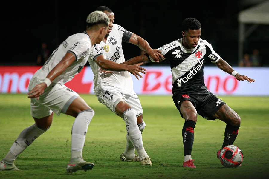 Times abusaram dos erros de passes em São Januário