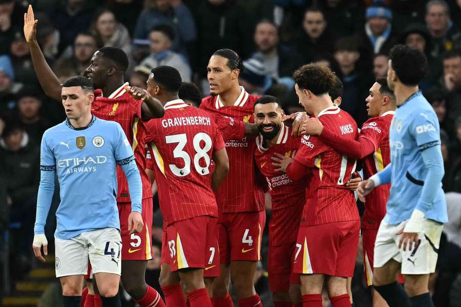 Mohamed Salah přijímá gratulace ke gólu, kterým poslal Liverpool do vedení v zápase se City.