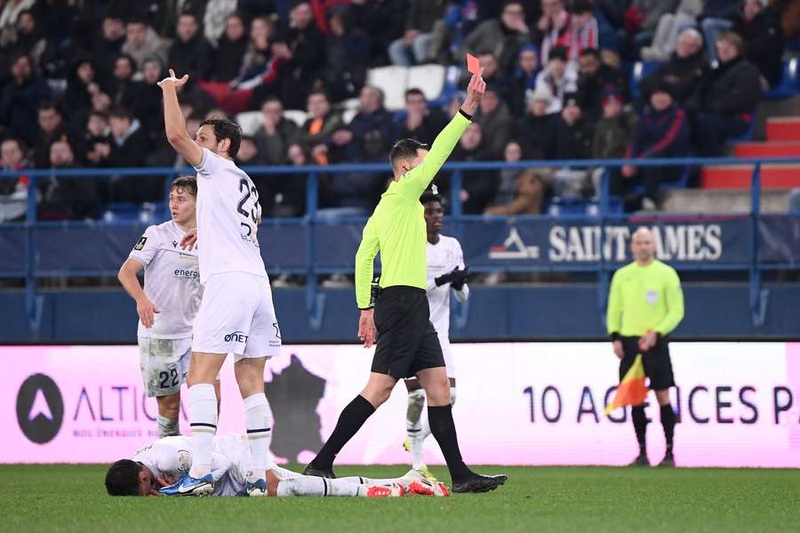 Caen a joué une heure à dix