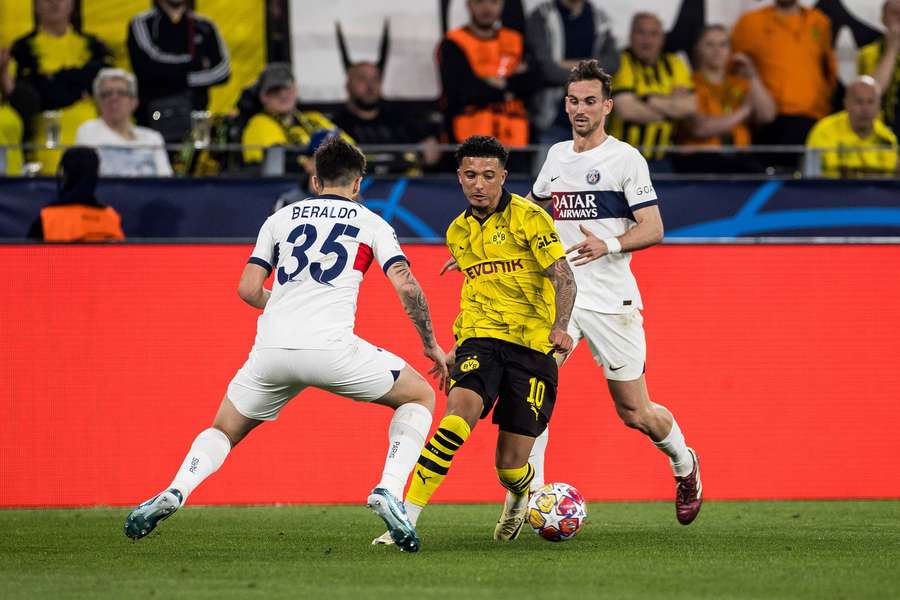 Jadon Sancho dribbelt tussen Fabian Ruiz en Lucas Beraldo door