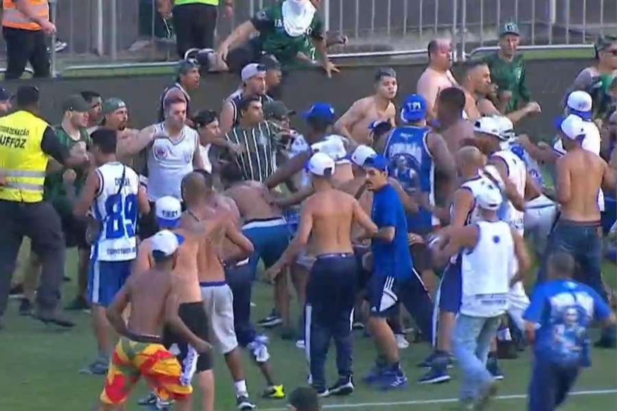 Coritiba x Cruzeiro: briga generalizada entre torcidas interrompe