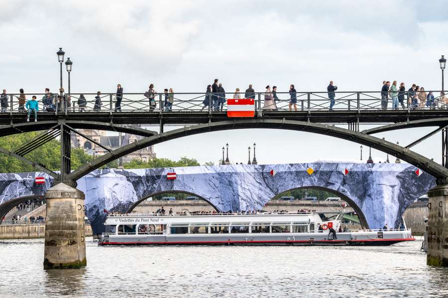Le Pont des Arts, symbole de Paris.