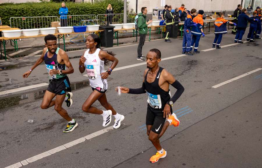 Assefa, corriendo entre liebres masculinas