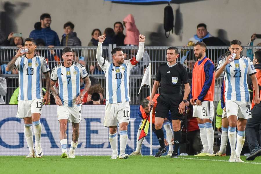 Messi celebra un gol con el Cuti Romero, Rodrigo De Paul, Germán Pezzella y Nahuel Molina
