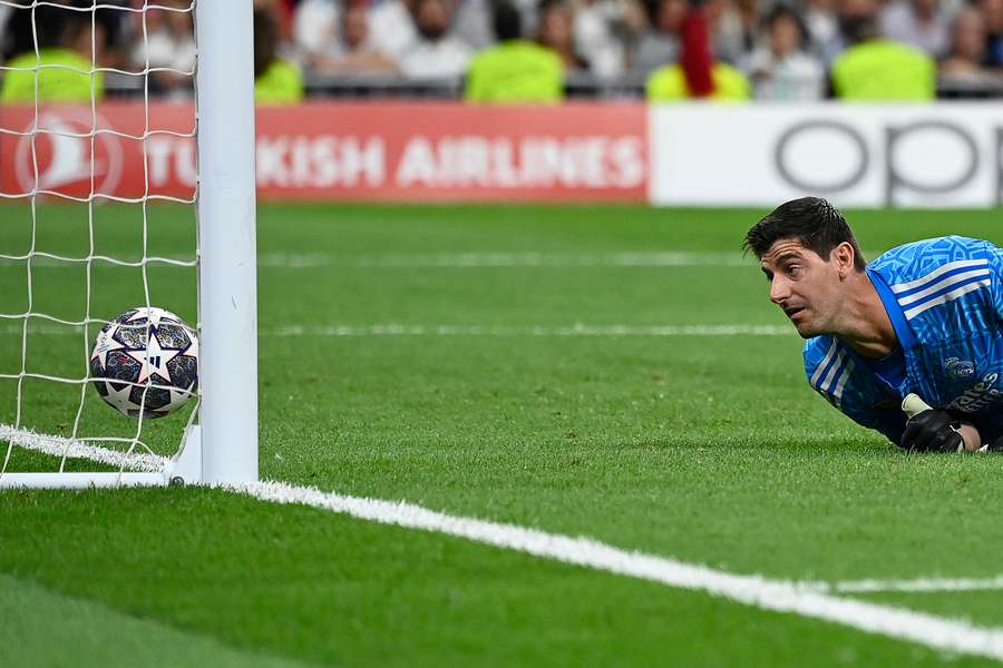 Thibaut Courtois privește cum mingea șutată de Kevin De Bruyne intră în plasă