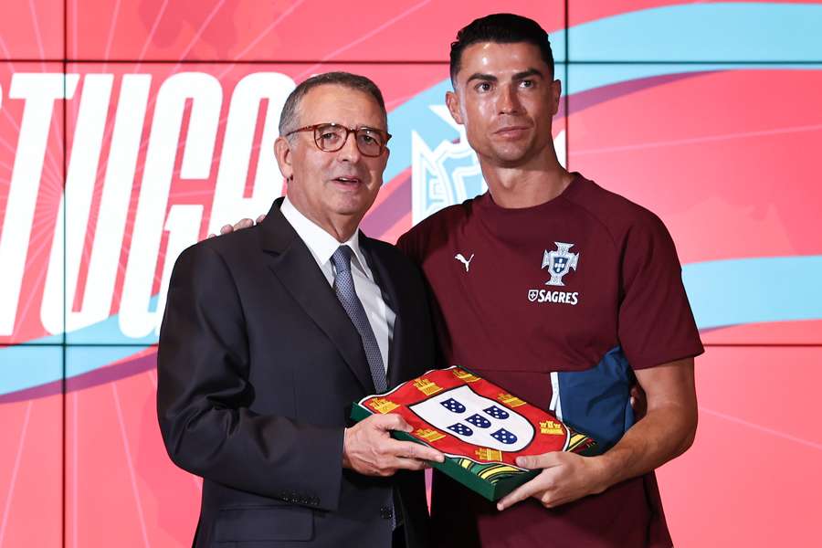 O Presidente da República, António José Seguro (E), acompanhado por Cristiano Ronaldo O Presidente da República, António José Seguro (E), acompanhado por Cristiano Ronaldo