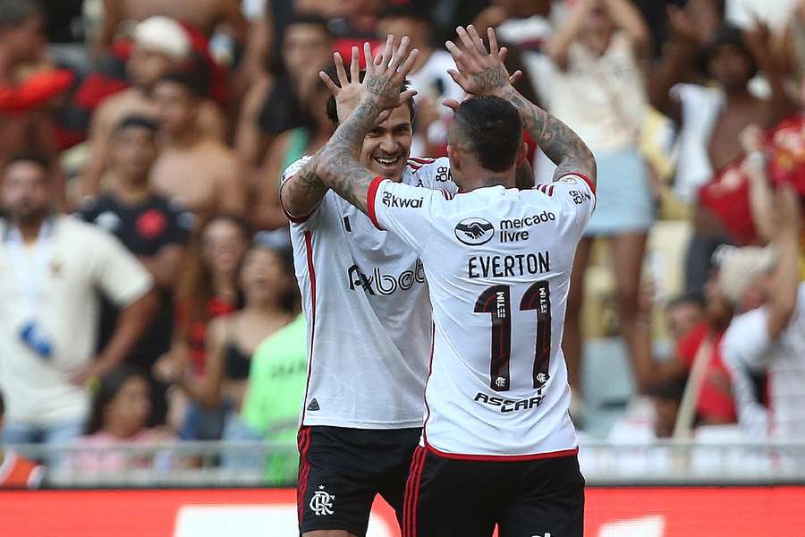 Everton e Pedro se cumprimentam ap