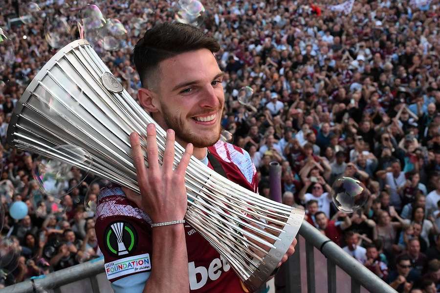 Declan Rice com o troféu da Liga Conferência