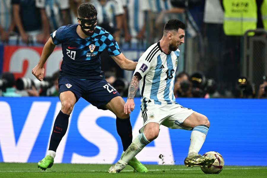 Lionel Messi draait weg bij tegenstander Josko Gvardiol