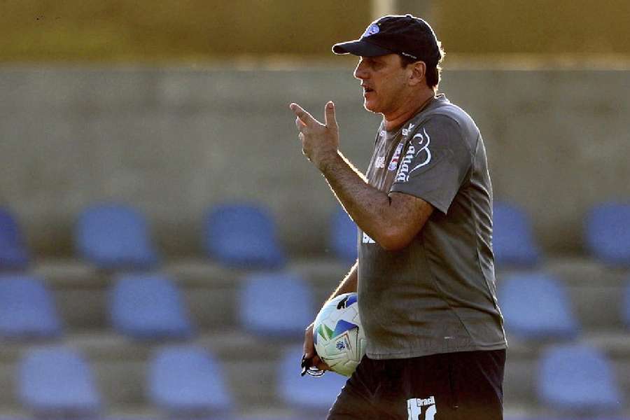 Rogério Ceni terá que lidar com problemas em seu sistema defensivo Rogério Ceni terá que lidar com problemas em seu sistema defensivo