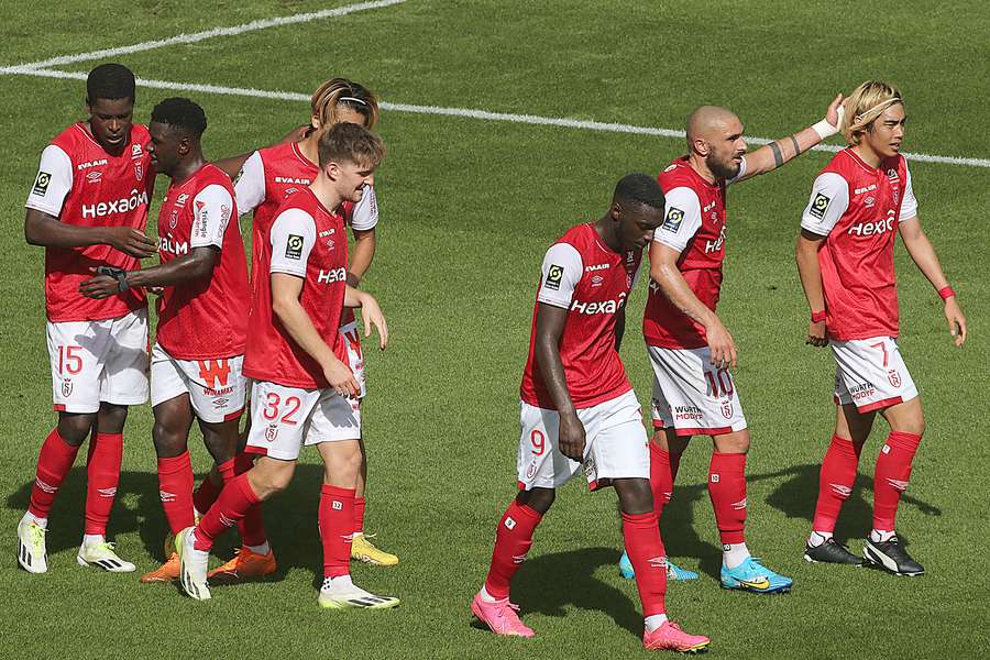 Jogadores do Reims comemoram o primeiro golo contra o Lyon