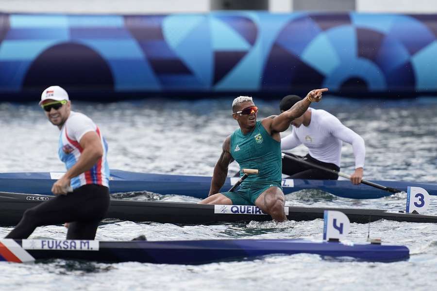 Isaquias saiu da quinta para a segunda posição na final do C1 1000m