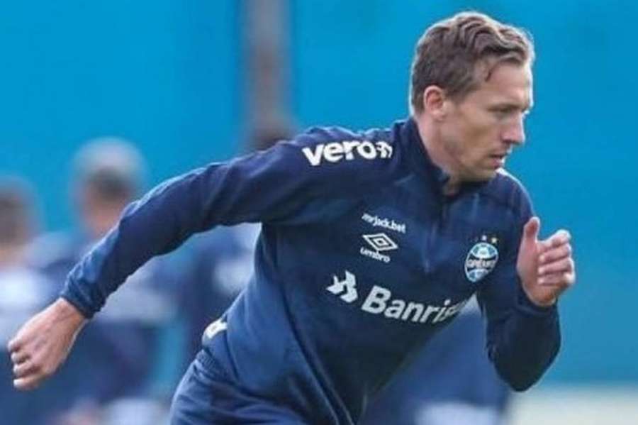 Lucas Leiva vai para a segunda época no Grémio