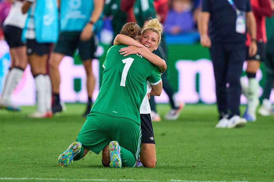Die DFB-Frauen feiern den Sieg.