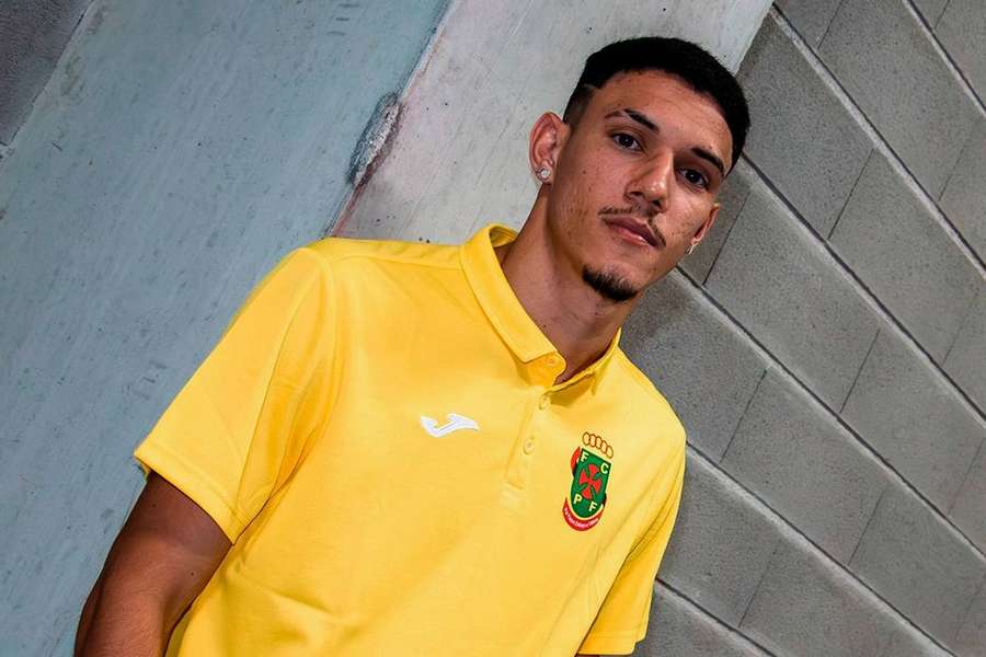 João Victor assina pelos castores