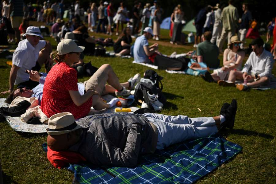 As pessoas fazem fila e acampam no exterior do All England Tennis Club em Wimbledon