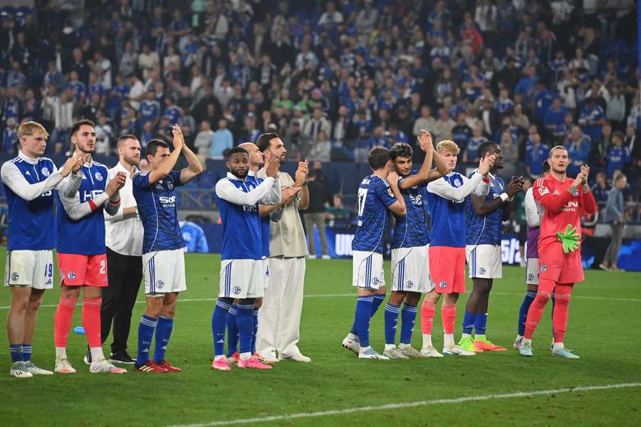 Die Schalker Mannschaft feiert einen emotionalen Auftaktsieg mit ihren Fans.