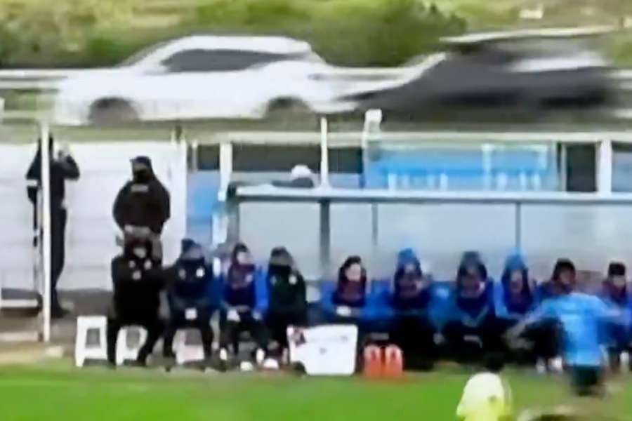 Mingea trimisă în stradă în timpul unui meci de liga a doua a provocat un accident rutier Mingea trimisă în stradă în timpul unui meci de liga a doua a provocat un accident rutier
