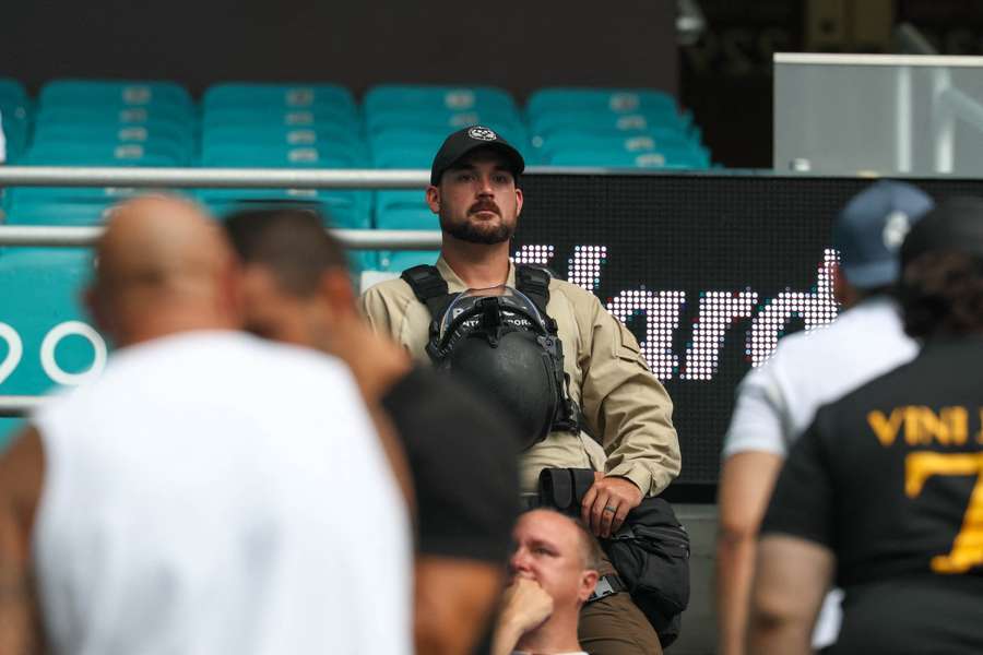 Agentes de policía velan por la seguridad durante los partidos del Mundial de Clubes en Miami Agentes de policía velan por la seguridad durante los partidos del Mundial de Clubes en Miami