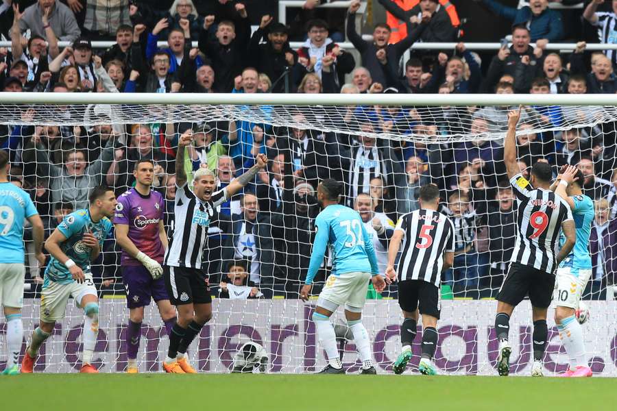 Newcastle United's Brazilian midfielder Bruno Guimaraes (C) celebrates after scoring his team second goal