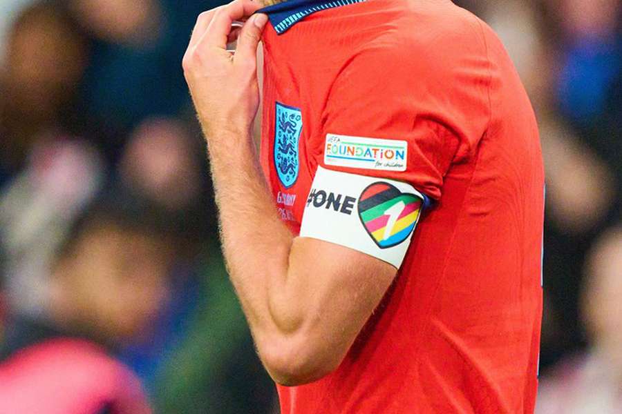 Após ameaça da FIFA, seleções europeias desistem de usar braçadeira arco-íris