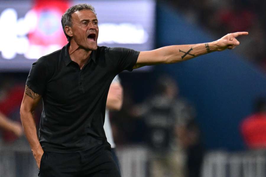 Luis Enrique dá instruções aos seus jogadores durante o PSG-Lorient. 