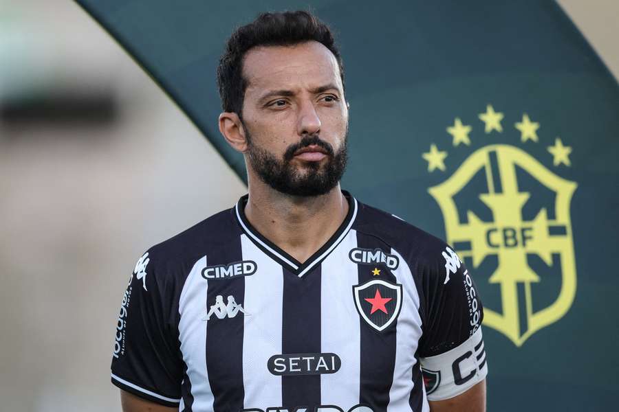 Nenê vem driblando a aposentadoria no futebol brasileiro Nenê vem driblando a aposentadoria no futebol brasileiro