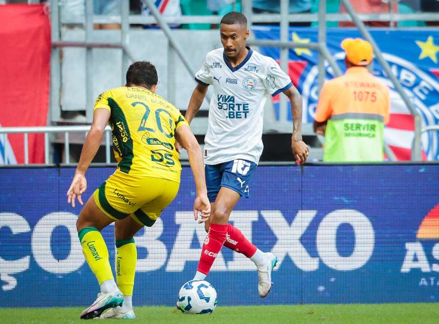 Ademir perdeu grande ocasião de empatar o jogo na 1.ª parte Ademir perdeu grande ocasião de empatar o jogo na 1.ª parte