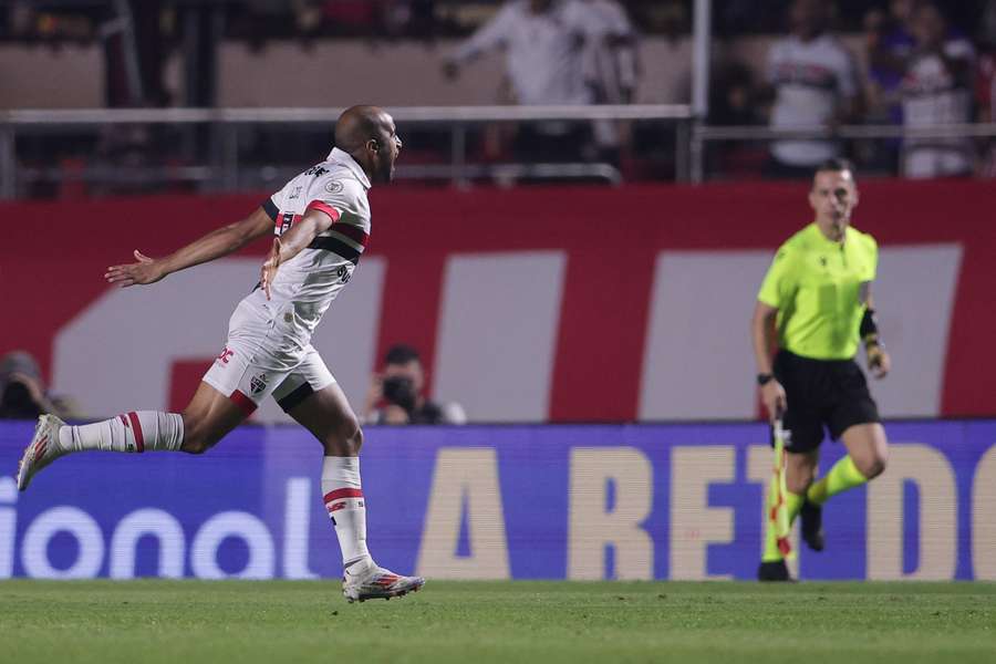 Lucas Moura acertou um chute seco na rede gremista no primeiro tempo